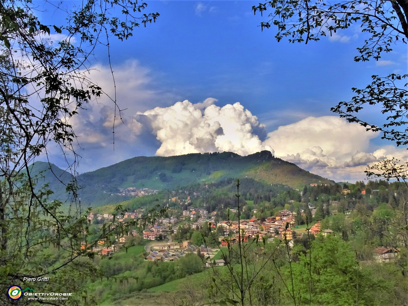 65 Scendendo mi godo lo spettacolo del panorama su Altopiano Selvino-Aviatico con i monti Cornagera e Poieto.JPG